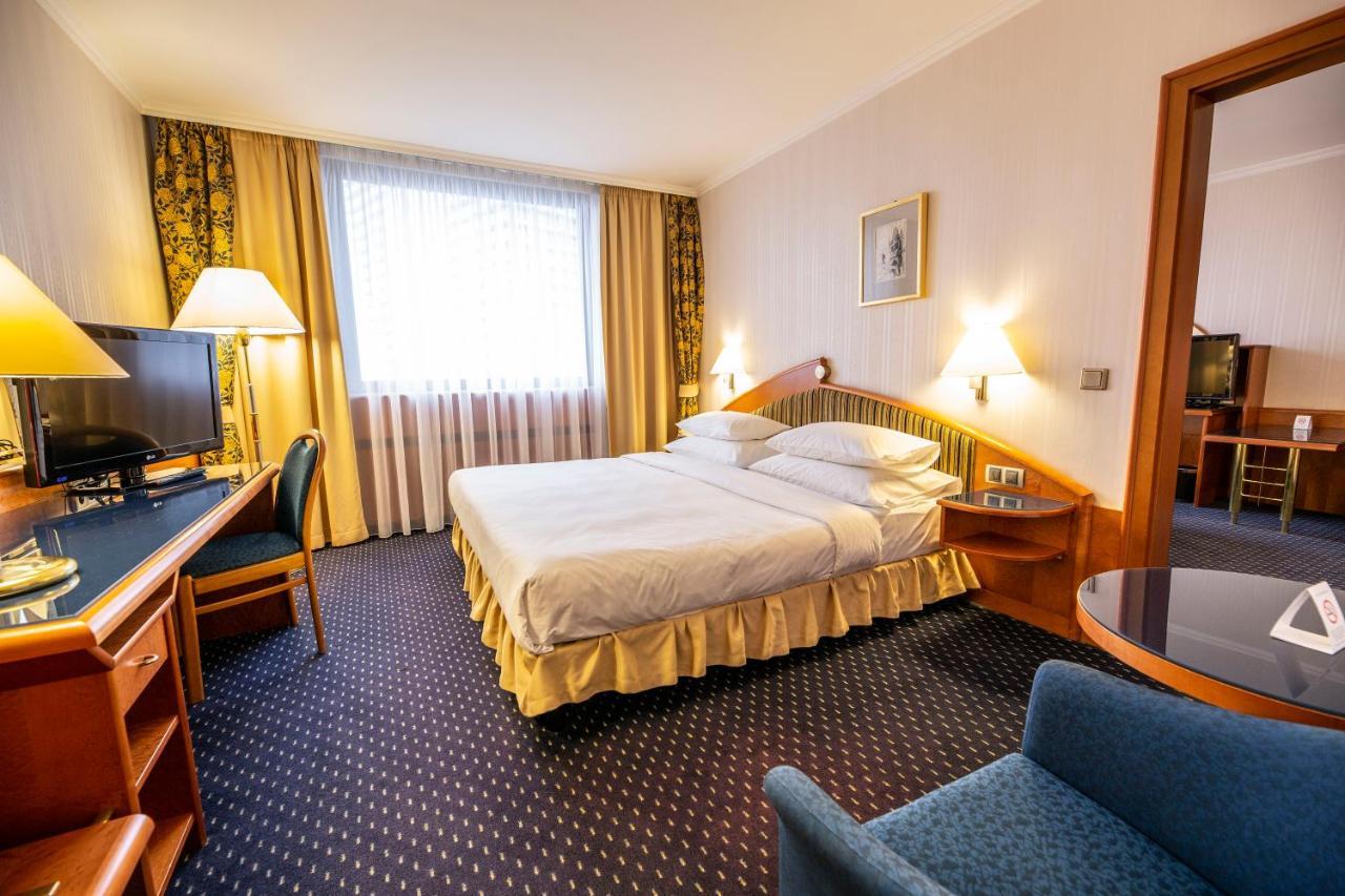 Panorama Hotel Praga Esterno foto